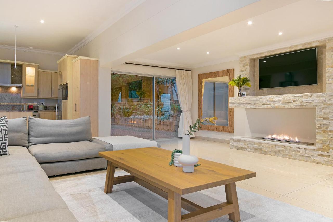 Luxury Serviced Mountain Villa In Constantia ケープタウン エクステリア 写真